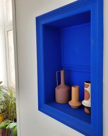 niche peinte en bleu klein