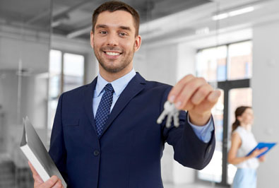 Devenez administrateur de biens immobiliers avec le centre de formation Immo Déco Jeune homme tenant des clés de maison