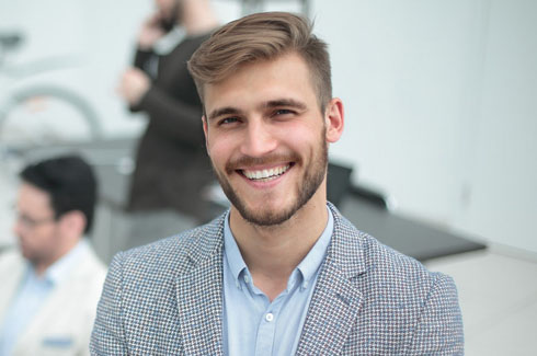 Jeune homme avec un grand sourire