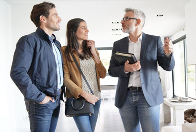 Devenez négociateur immobilier avec nos formations à distance Couple visitant une maison