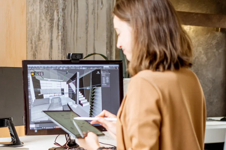 Devenez coach en décoration – home staging Femme devant un ordinateur avec une tablette
