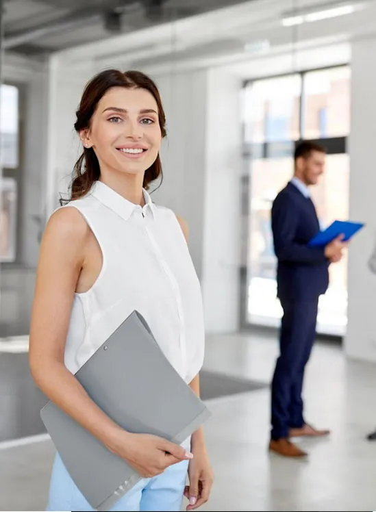 Manager souriante avec un dossier dans les mains
